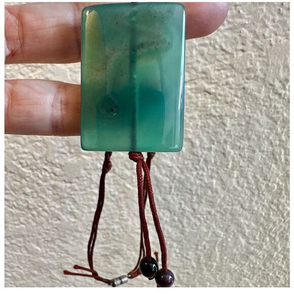 Green dyed agate pendant necklace on cord - Picture 10 of 12